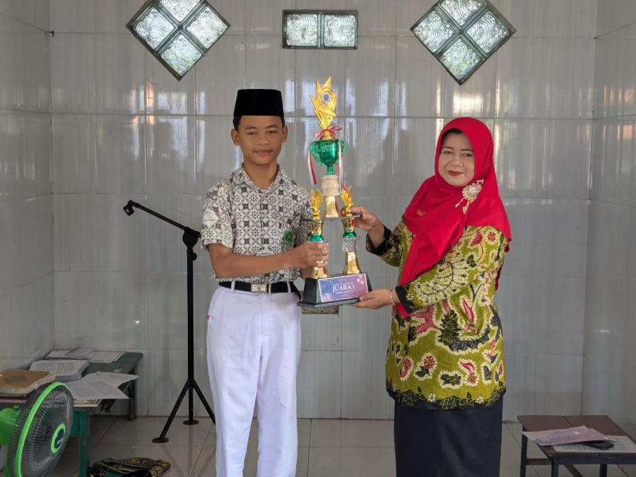 Zidni Dwi Jaya Anelta dan Kepala MTs Negeri 1 Brebes