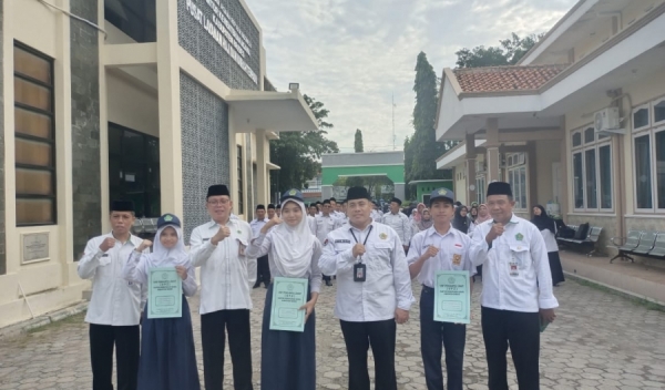 Siswa MTsN 1 Brebes Terima Beasiswa Kemenag Cerdas, Prestasi Menginspirasi!